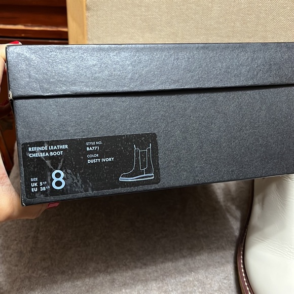 NWT J. CREW Cream colored Leather Chelsea Boots SZ 8 w/ Rubber Sole ANKLE BOOTS - Picture 2 of 10